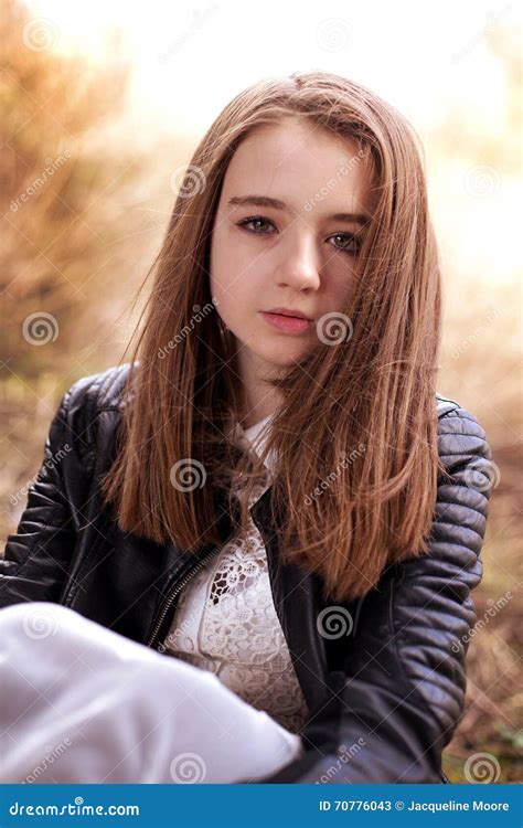 Jolie Adolescente S Asseyant Dehors Image Stock Image Du Adolescent