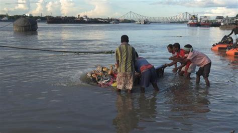 Dead Body Found Near Babu Ghat প্রতিমার কাঠামোতে আটকে থাকা পচাগলা মৃতদেহ উদ্ধার একাদশীতে