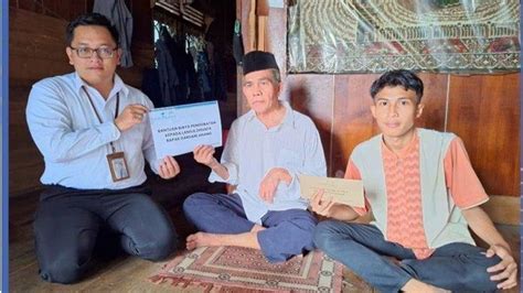 UPZ Bank Kalsel Beri Bantuan Pengobatan Kepada Darsani Anang Lansia 70