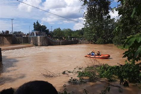 Foto Mandi Di Bendungan Tempatnya Bekerja Dua Pekerja Hilang