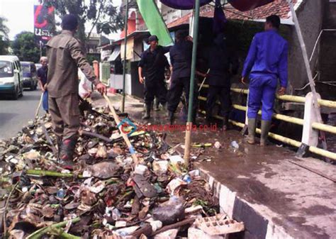 Antisipasi Banjir PSDA Bersama Warga Bersihkan Saluran Kali Cisalim