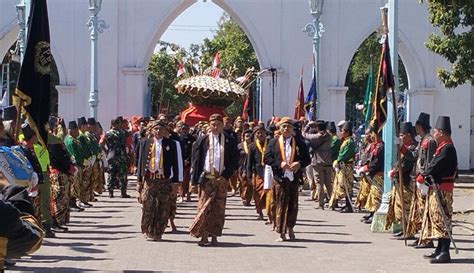 Grebeg Besar Ratusan Prajurit Dan Abdi Dalem Keraton Arak 2 Gunungan