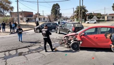 Tremendo accidente tres vehículos chocaron de frente y quedaron