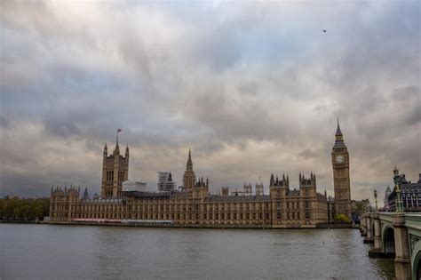 Palacio de westminster y big ben a lo largo del río támesis con el