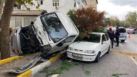 Sar Yerde Freni Bo Alan Kamyonet Park Halindeki Ara Lara Arpt