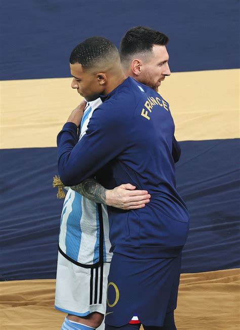 【写真】メッシとエムバペ、決戦前に抱き合う：中日スポーツ・東京中日スポーツ