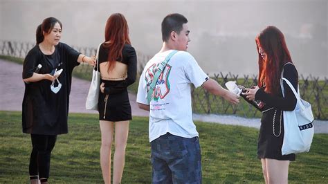 Girl In Backless Dress Is Verbally Abused On Street Social Experiment “你穿的很漂亮”当穿露背装的女孩被骂不正经，路人