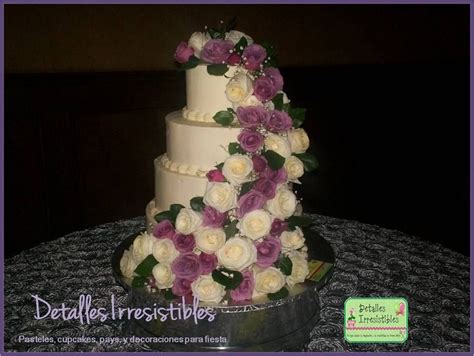 Pastel De Boda Con Flores Naturales En Cascada Pasteles De Boda