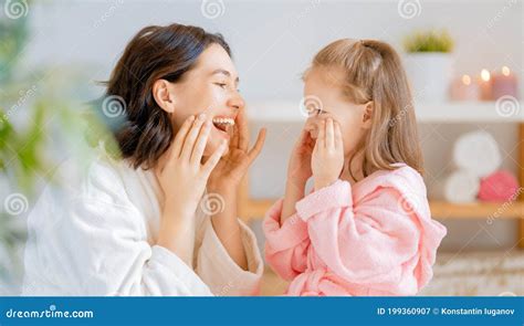 Moder Och Dotter Som Tar Hand Om Huden Fotografering För Bildbyråer