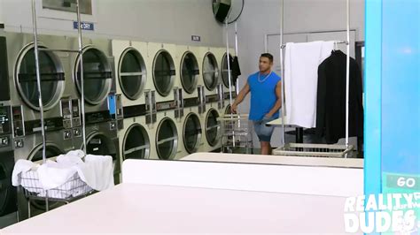 Un asunto gay con intensa chupada de polla y múltiples posiciones con Draven Navarro y Brian