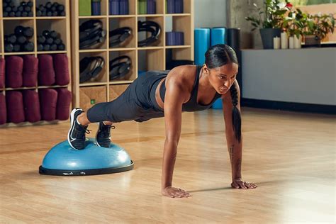 10 Bosu Ball Übungen Die Jedes Workout Verbessern Nike De