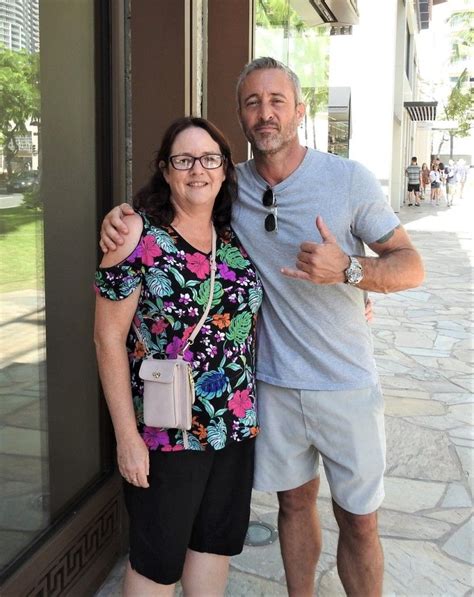 Lucky Aussie Fans Running Into AlexOLoughlin In Hawaii Alex O