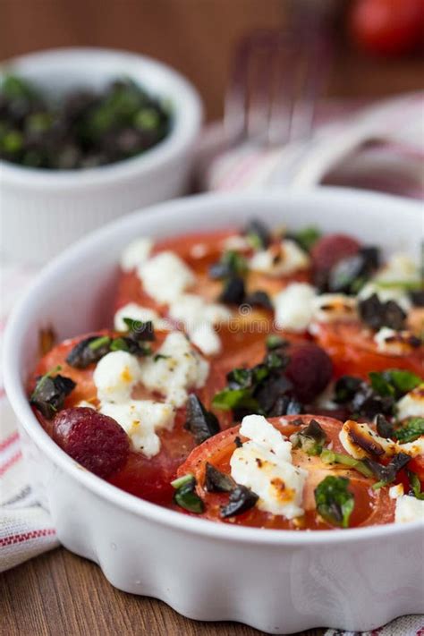 Los Tomates Cocieron Con El Queso Feta Del Queso Salchichas Ahumadas