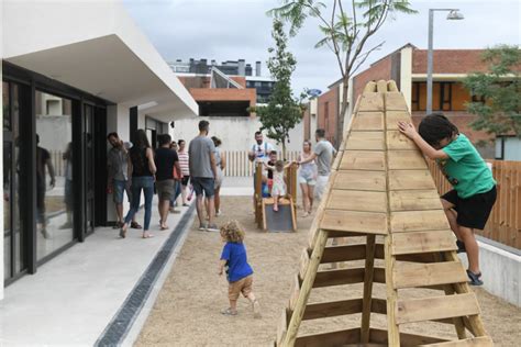 Fam Lies Assisteixen A La Jornada De Portes Obertes De La Nova