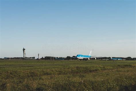 El Avi N Klm Est Listo Para Despegar De La Pista Boeing Klm