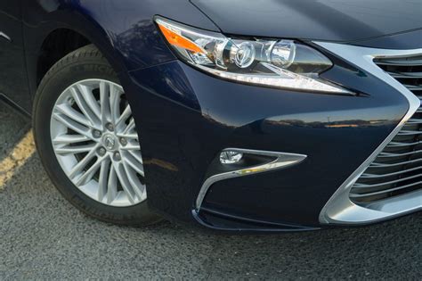 The 2016 Lexus Es 350 Is An Overripe Banana Soft And Old Cnet