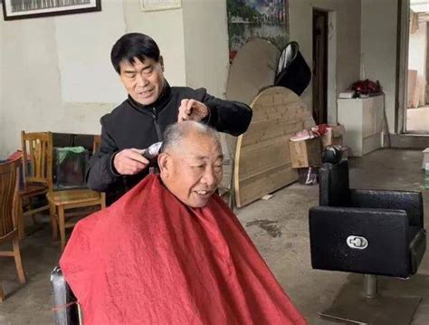 这位乡村理发师，为何免费上门服务？老人李世店里