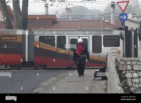 151225 SARAJEVO 25 De Diciembre De 2015 Una Mujer Camina En La