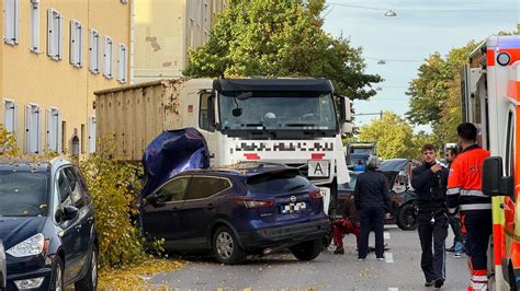 Nürnberg Lastwagen rammt Autos in Südstadt Trümmerfeld