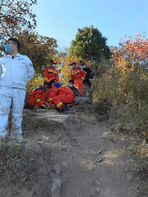 女子走野路爬香山脚部骨折被困 消防员徒步登山紧急救援 腾讯新闻