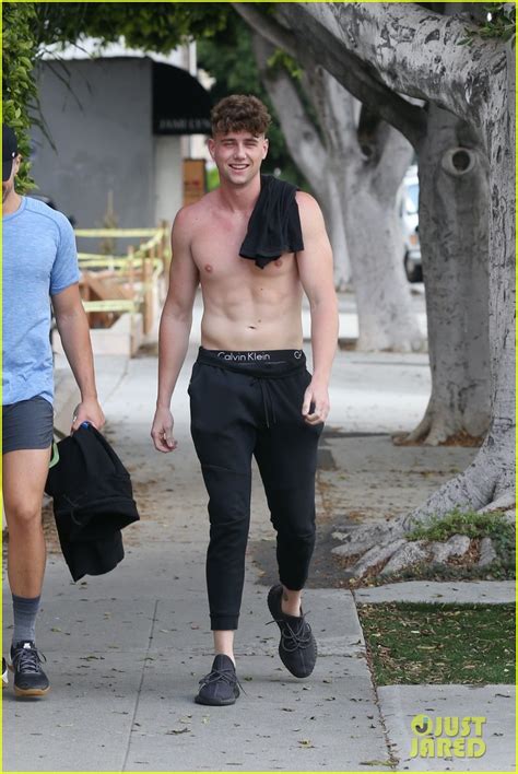 Too Hot To Handle S Harry Jowsey Is All Smiles Shirtless After