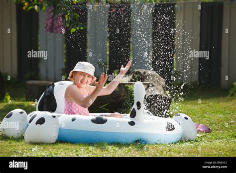 Kleines Mädchen Im Garten Pool Spaß Stockfoto Bild 30446197 Alamy