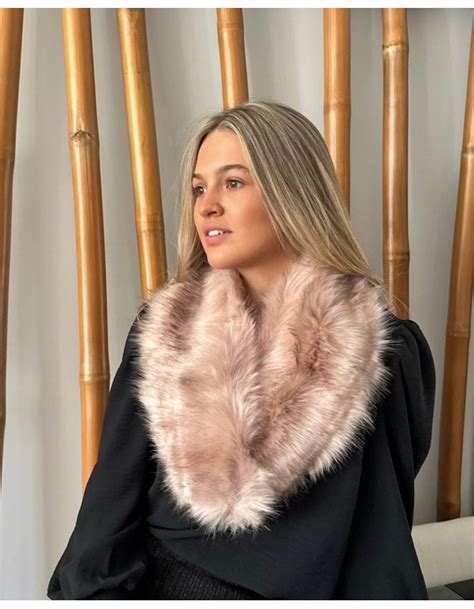 Puños de pelo sintético rosa nude para invitadas de invierno INVITADISIMA