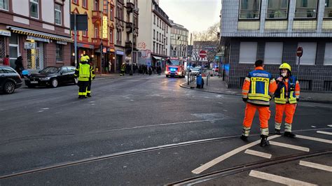 Frankfurt Person Springt Bei Brand In Pension In Panik Aus Fenster