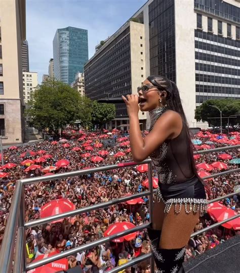 Ludmilla Encerra Bloco Mais Cedo Ap S Foli Es Passarem Mal De Calor