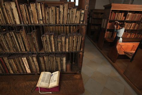 chained library  hereford cathedral rlibraries