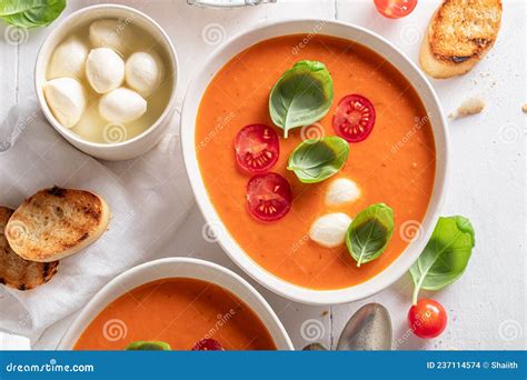 Sopa De Tomate Cremosa Saludable Con Queso Mozzarella Y Crostini Foto