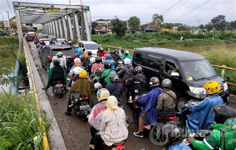 Macet Di Jembatan Rancamanyar Kabupaten Bandung Foto