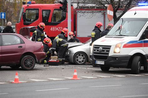 Wypadek przy dworcu Na miejscu są dwie karetki Pabianice portal