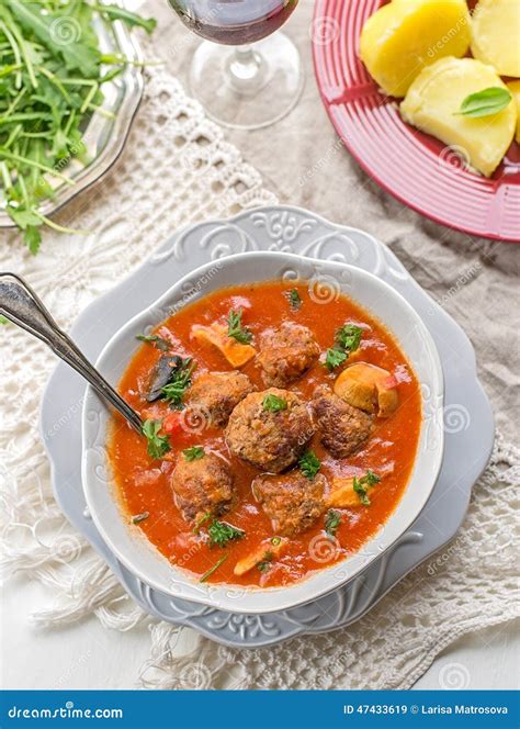 Albondigas Das Alm Ndegas No Molho De Tomate Cogumelos Imagem De