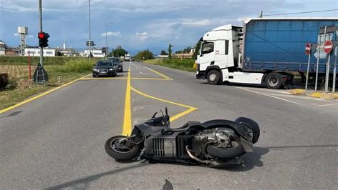 Moto Tampona Auto Ferma Al Semaforo Ferito Un 61enne Cronaca Treviglio