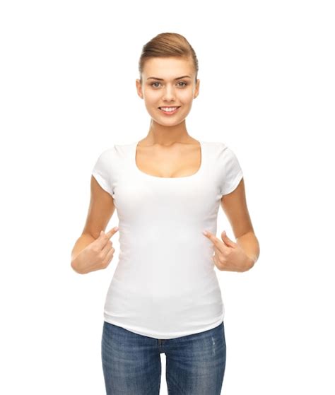 Foto De Mulher Sorridente Apontando Para Uma Camiseta Branca Em Branco