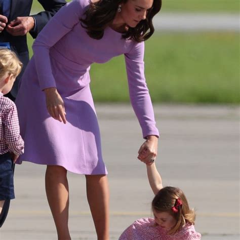 La Princesa Carlota Tropieza Y Cae Al Suelo Mientras Iba De La Mano De