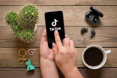 Logotipo Del Icono De Aplicación De Tik Tok Para Smartphone En Pantalla