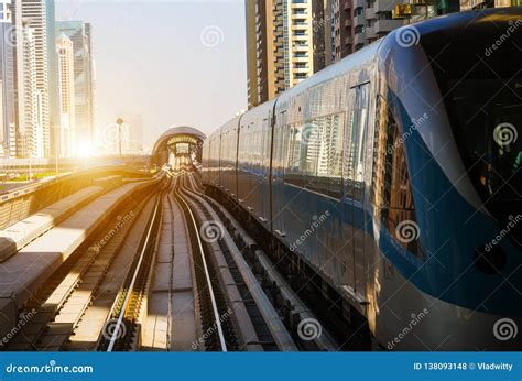 Por Do Sol Das Cenas Do Trem Do Metro De Dubai Foto De Stock Imagem