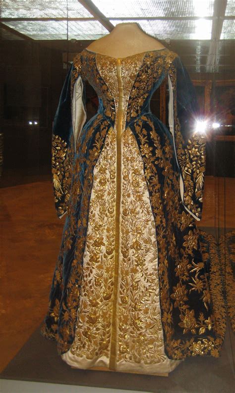 empress gown - Google Search | Historical dresses, Court dresses ...