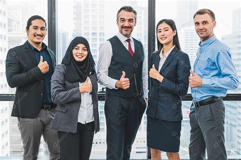 Retrato Do Grupo De Pessoas De Neg Cios Confiante Em Um Trabalho Bem