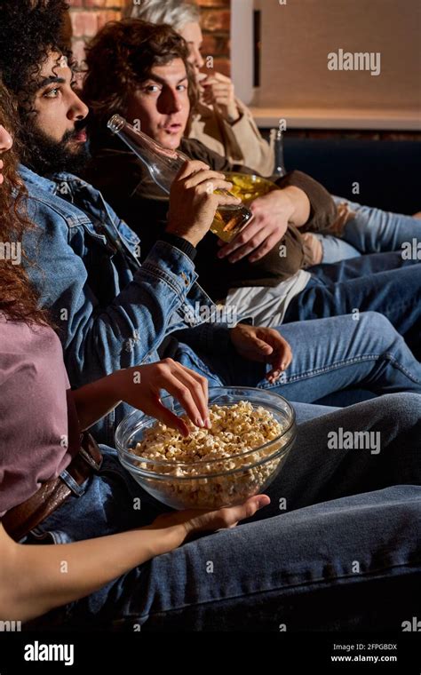 Foto De Cerca De Amigos Viendo Comedia Comiendo Palomitas De Ma Z En Un