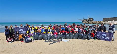 Educazione Ambientale Bambini Puliscono La Spiaggia Di Punta Penna