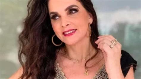 Aos 49 anos Luiza Ambiel chama atenção ao exibir corpo real de maiô