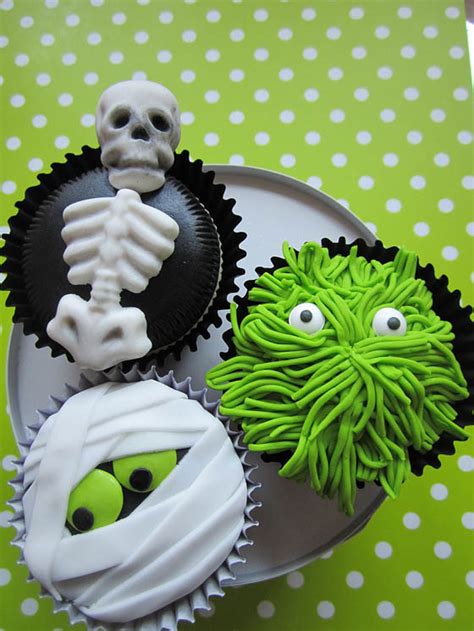 28 Creative And Spooky Halloween Treats Design Swan