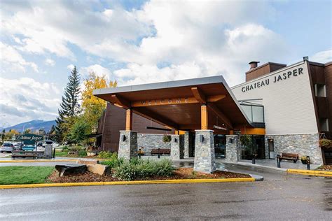 Chateau Jasper Official Page - Cozy hotel in Jasper: pool, pet friendly