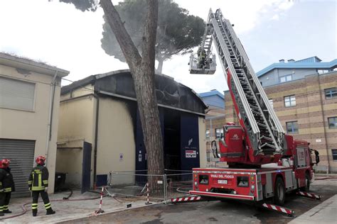 Incendio in Darsena cos è successo nell ex magazzino Versilia Supply