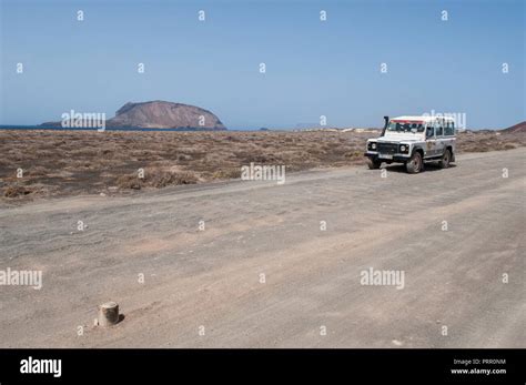 Lanzarote Islas Canarias Un 4x4 Sobre El Camino De Tierra Que Conduce