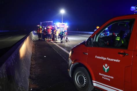 Kleintransporter Bei Schwerem Unfall Auf Westautobahn In Pucking