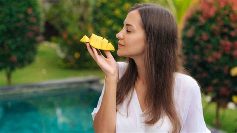 Is Eating Mangoes During Pregnancy Safe Know Here Healthshots